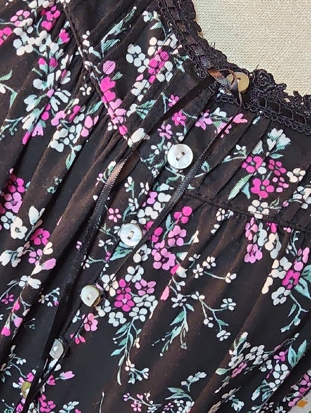 Eileen West Black Model With Lovely Floral Nightgown In Numerous Sizes - Picture 8 of 8